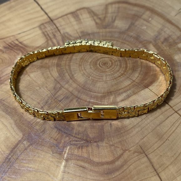 Gorgeous nugget style gold tone bracelet with clear rhinestones. Foldover clasp - Picture 5 of 7